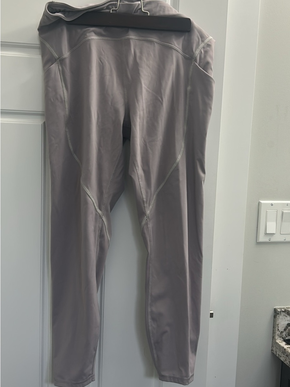 Lavender Power Thru HR Tight 25" by Lululemon, size 14